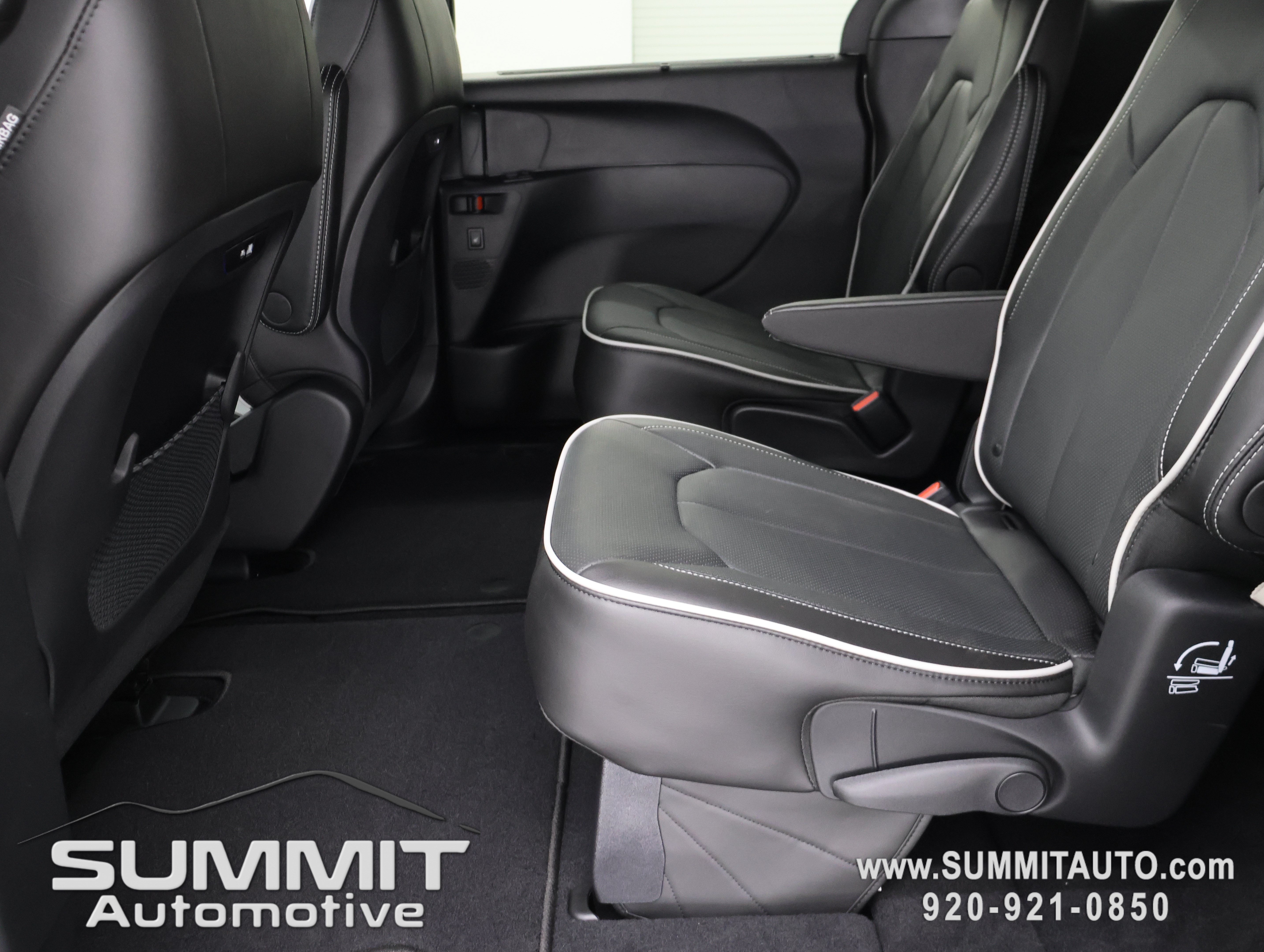 New 2027 Chrysler Pacifica Limited AWD/4WD image 9