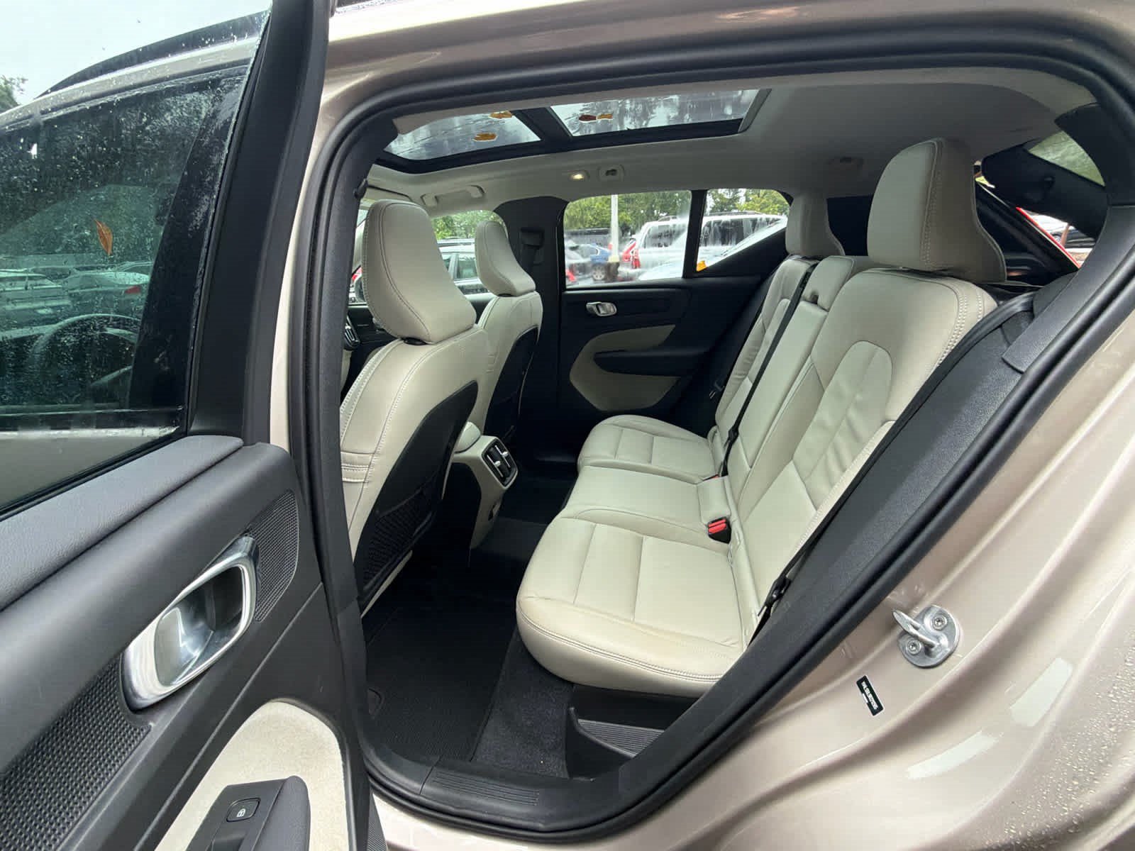 Certified 2024 Volvo XC40 B5 Plus w/ Climate Package AWD/4WD image 23