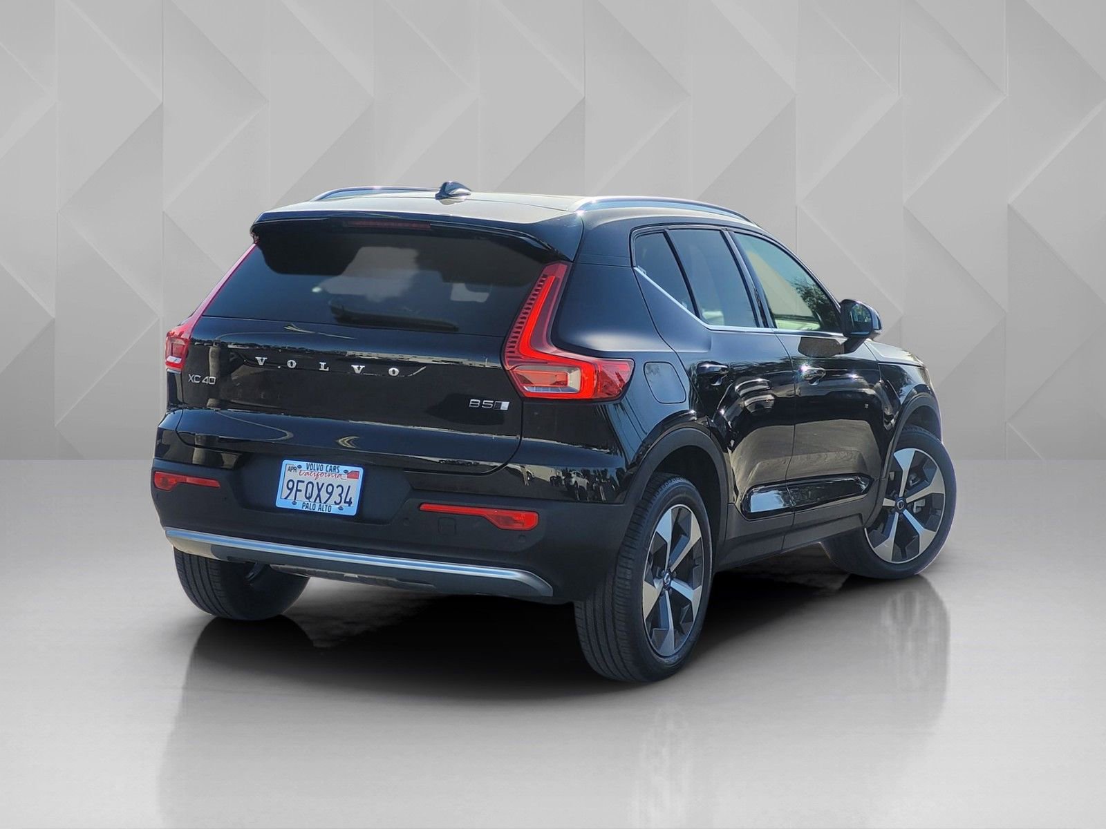 Certified 2023 Volvo XC40 B5 Plus w/ Protection Package Premier image 6