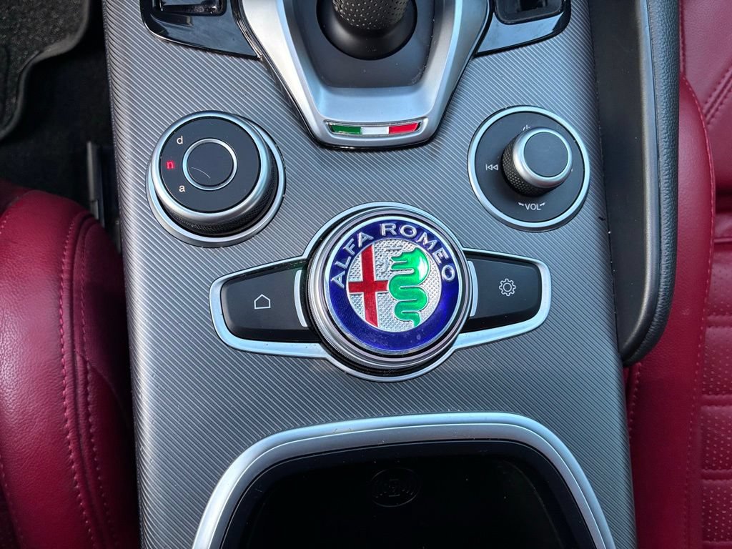 Used 2022 Alfa Romeo Giulia Veloce AWD/4WD image 32