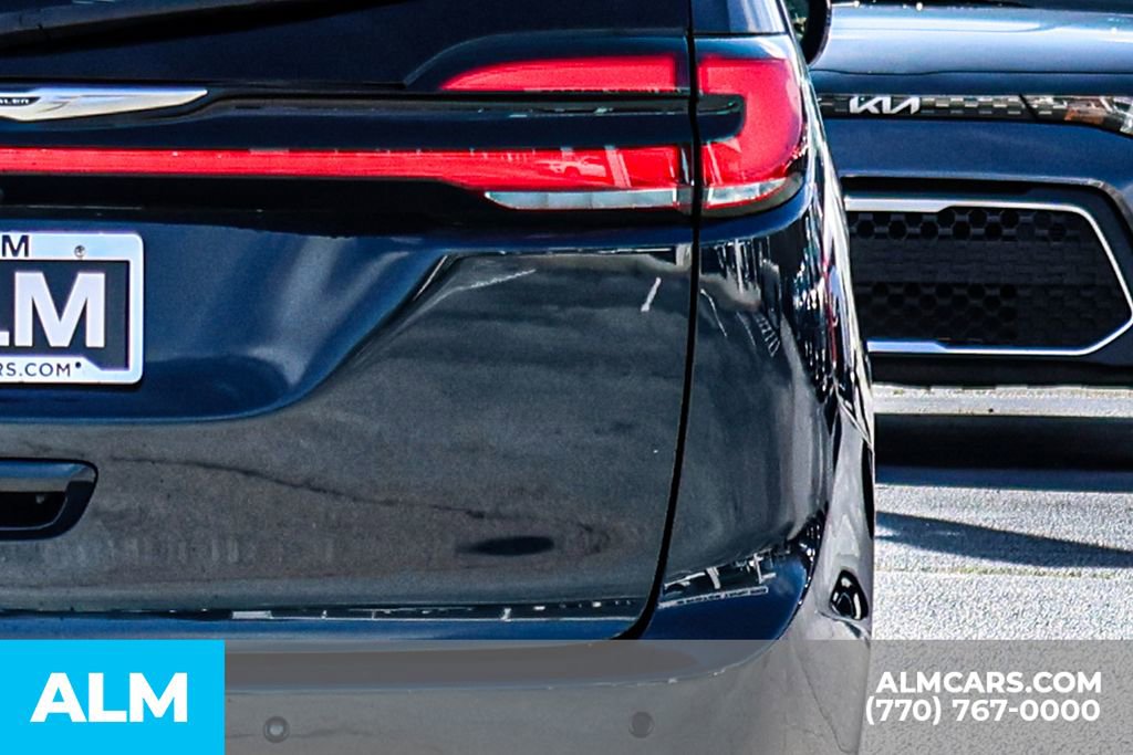 Used 2024 Chrysler Pacifica Touring-L image 15