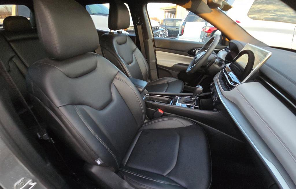 Used 2025 Jeep Compass Limited image 7