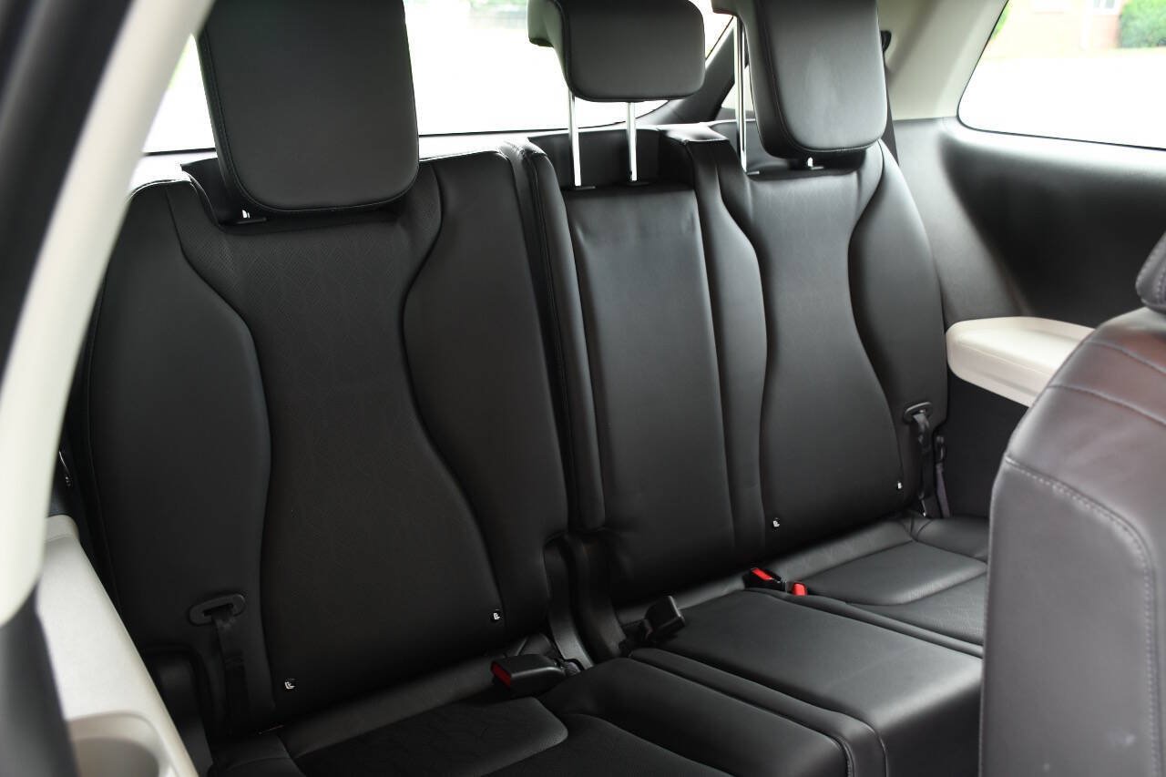 Used 2024 Kia Carnival LX FWD image 32