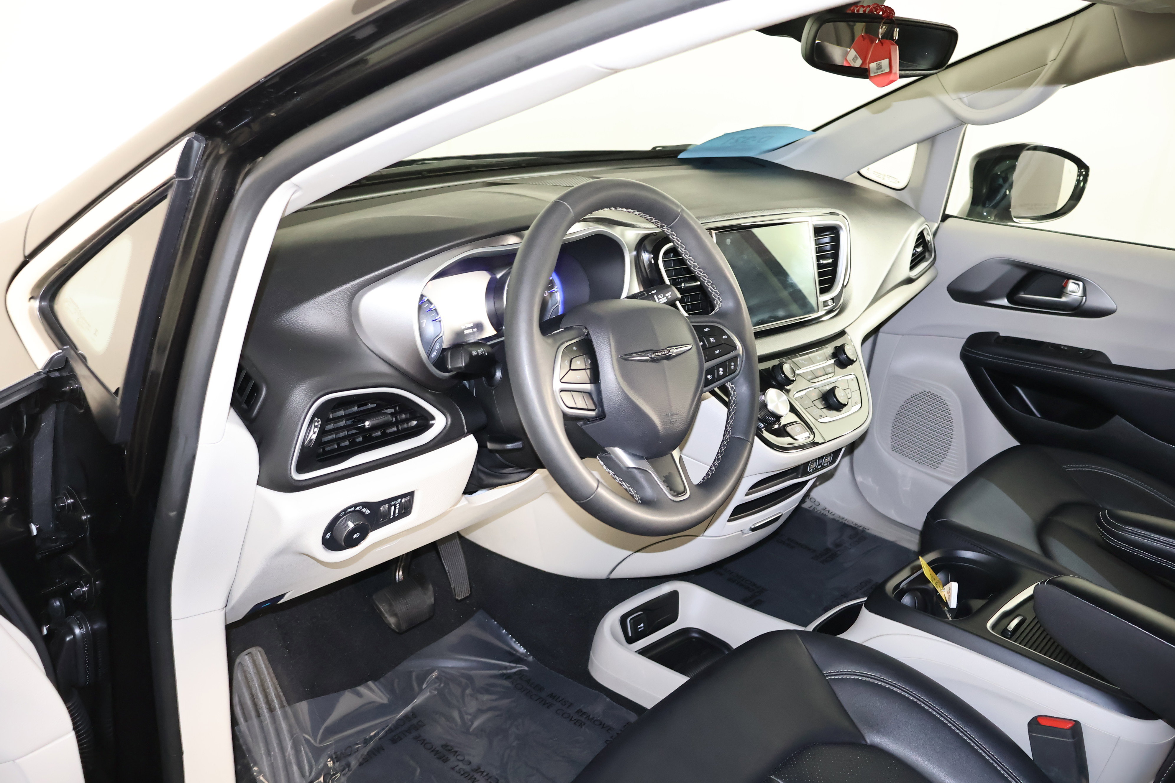 Used 2024 Chrysler Pacifica Touring-L image 37