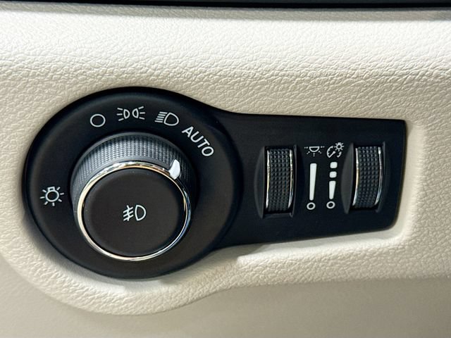 Used 2022 Chrysler Pacifica Touring-L FWD image 9