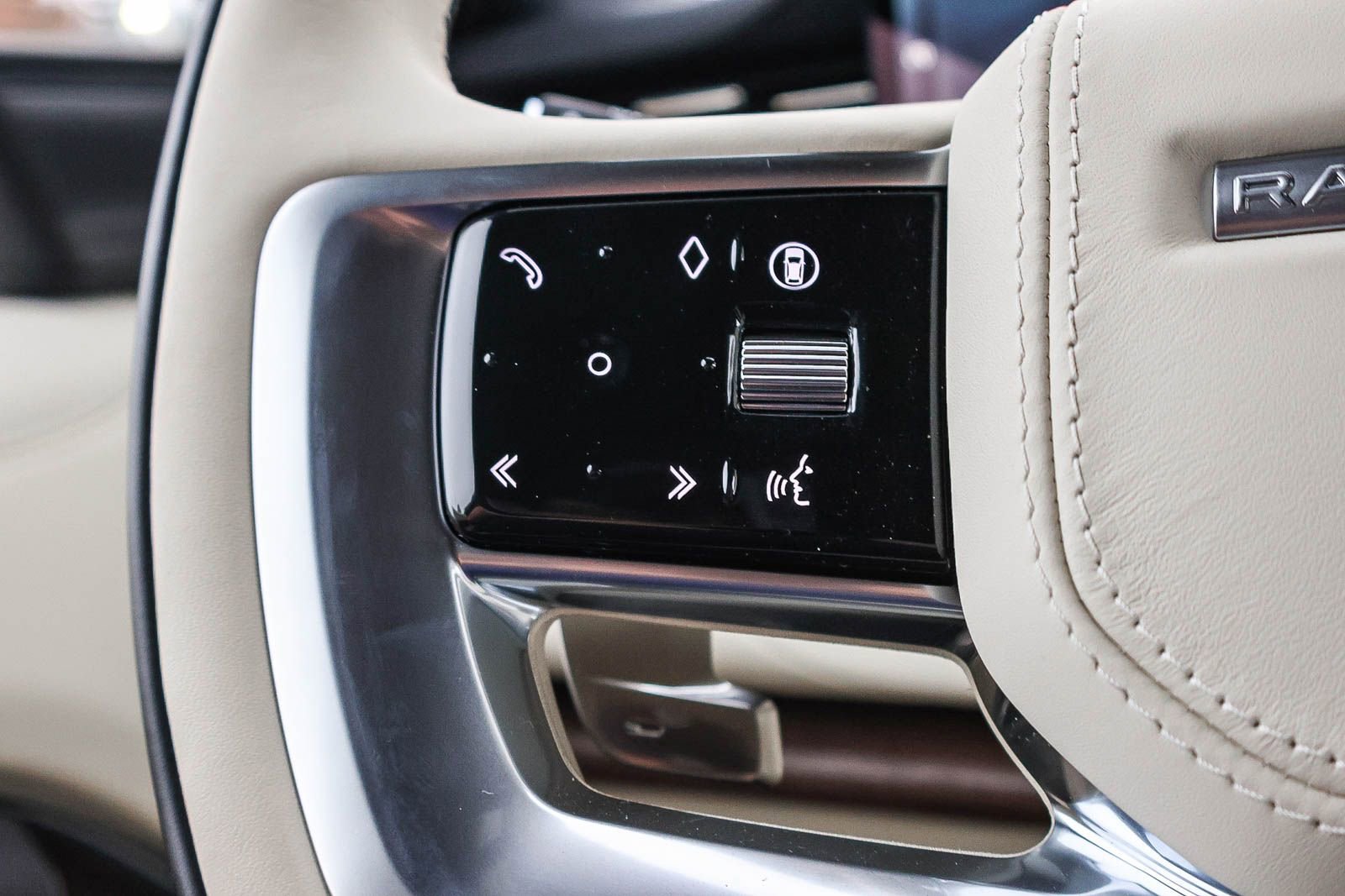 New 2025 Land Rover Range Rover SE image 33