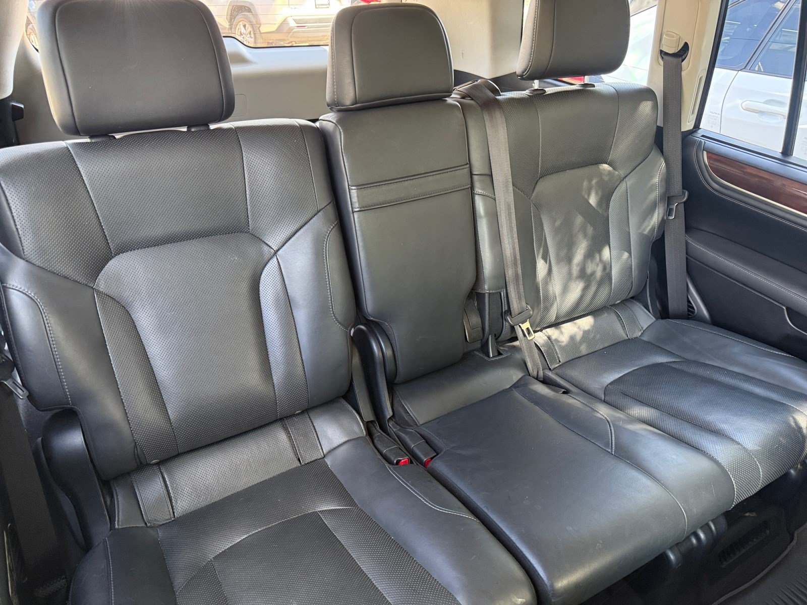 Used 2020 Lexus LX 570 4WD w/ Luxury Package image 18