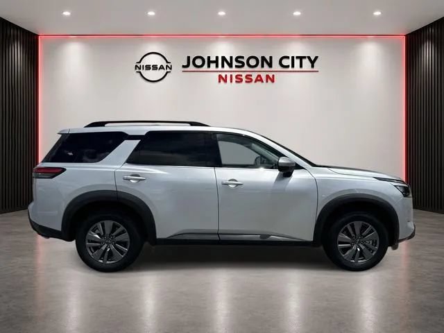 Used 2025 Nissan Pathfinder SV FWD image 3