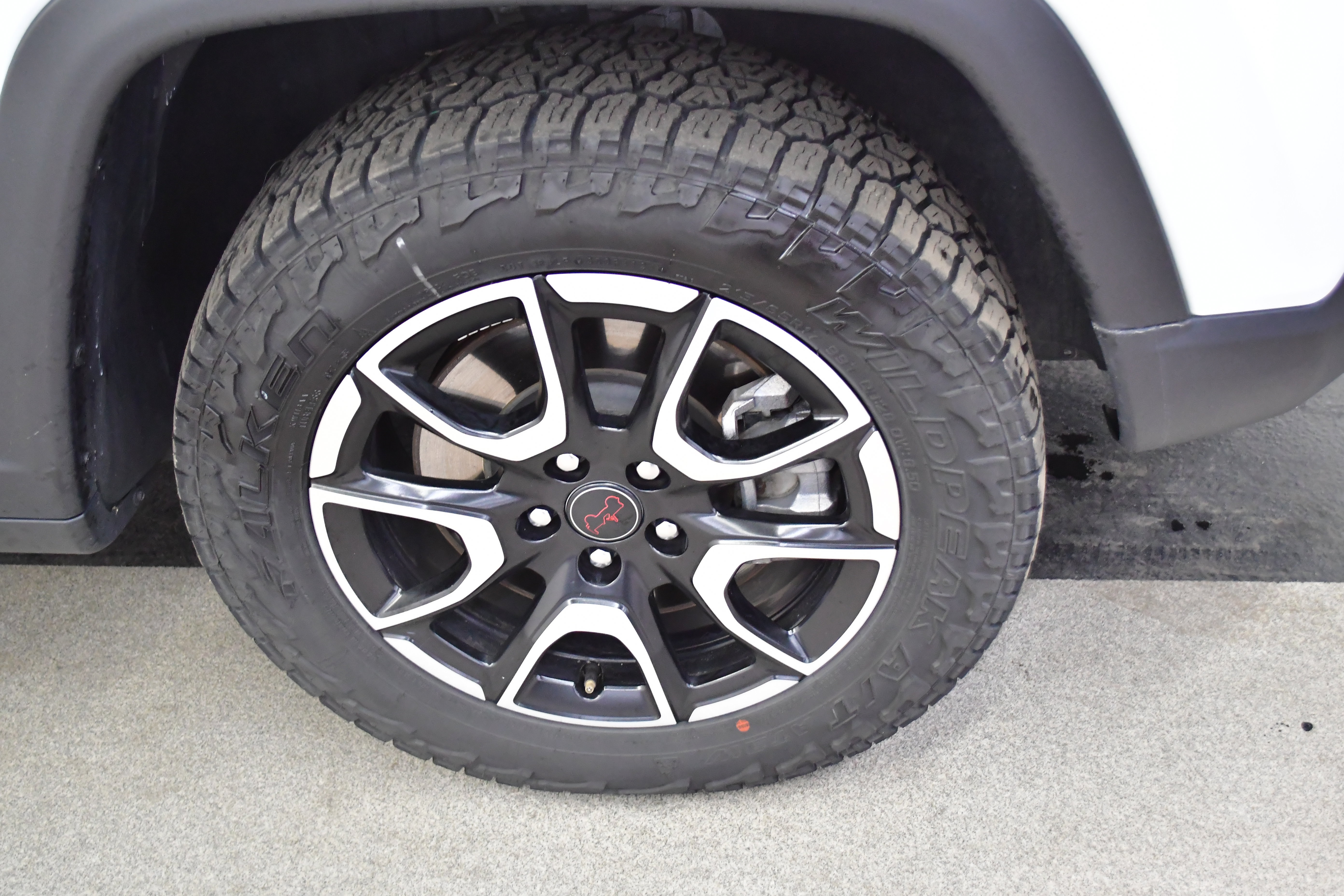 Used 2025 Jeep Compass Trailhawk AWD/4WD image 32