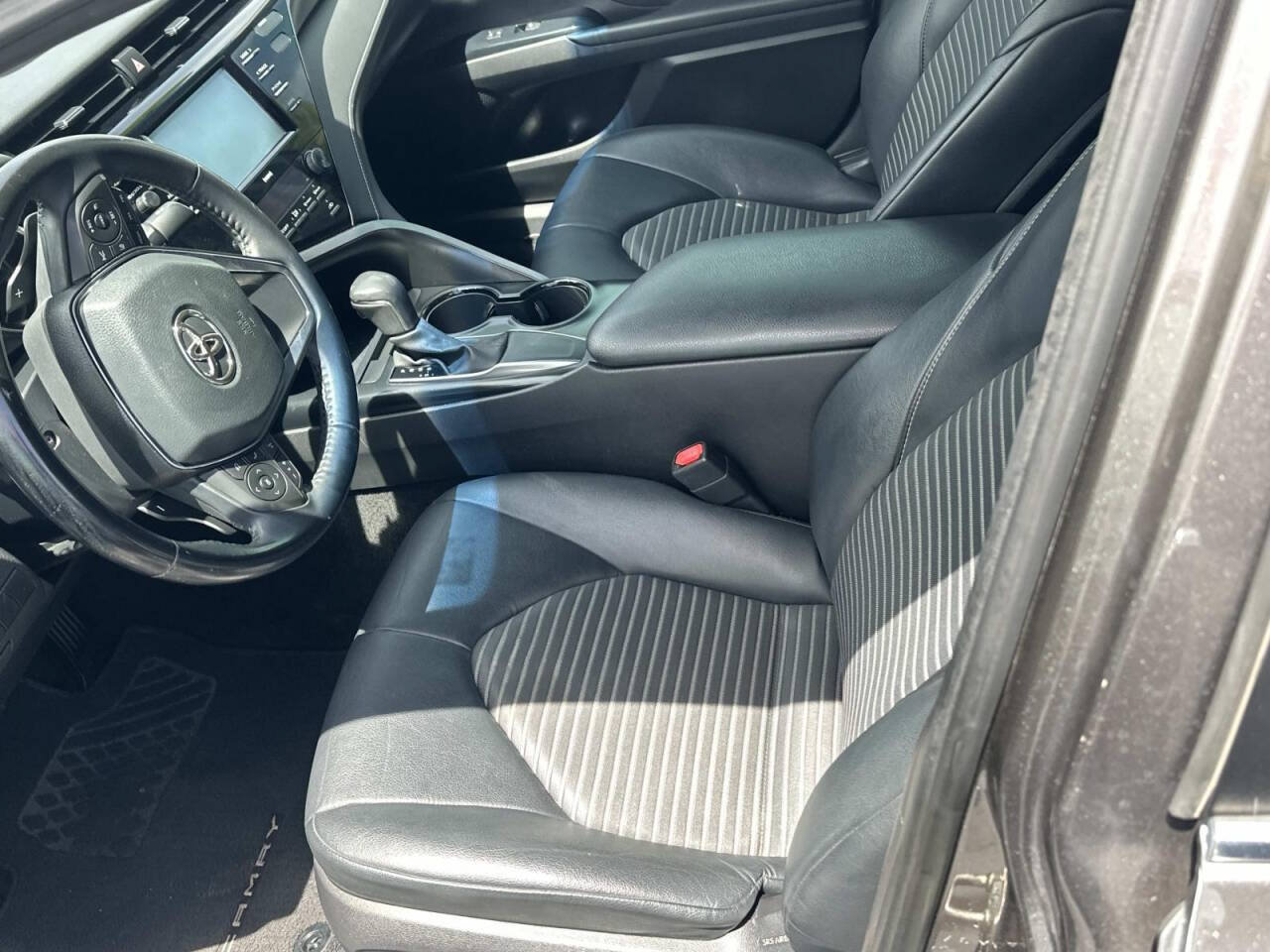 Used 2020 Toyota Camry SE FWD image 11