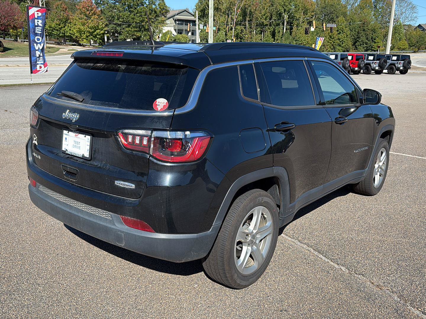 Used 2023 Jeep Compass Latitude AWD/4WD image 3