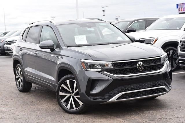 Used 2023 Volkswagen Taos SE w/ Panoramic Sunroof Package image 2