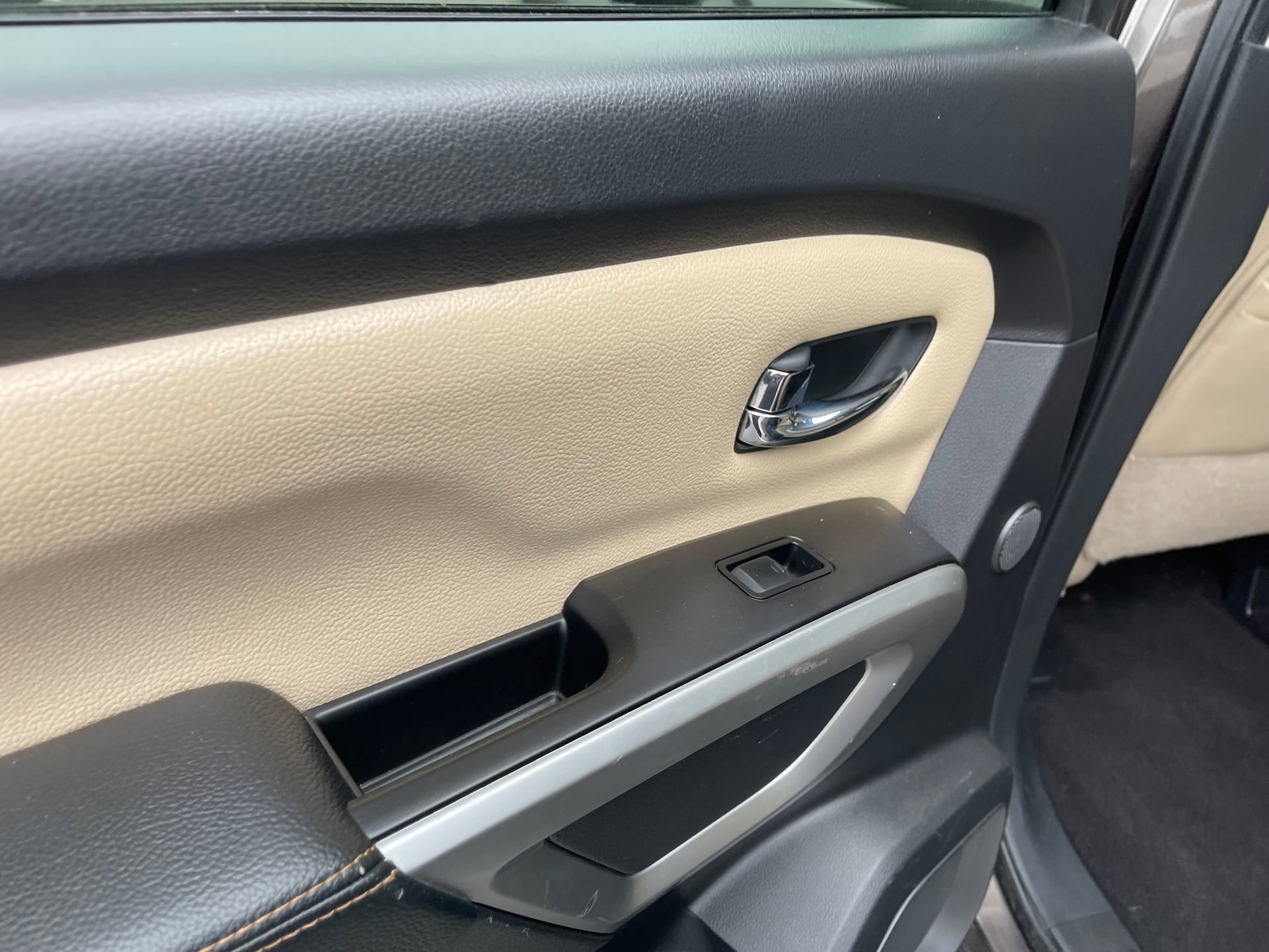 Used 2016 Nissan Titan SL image 21