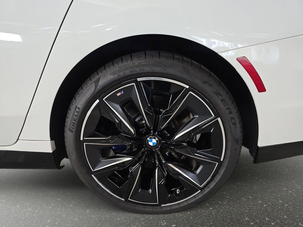 Used 2025 BMW 740i w/ Premium Package RWD image 32