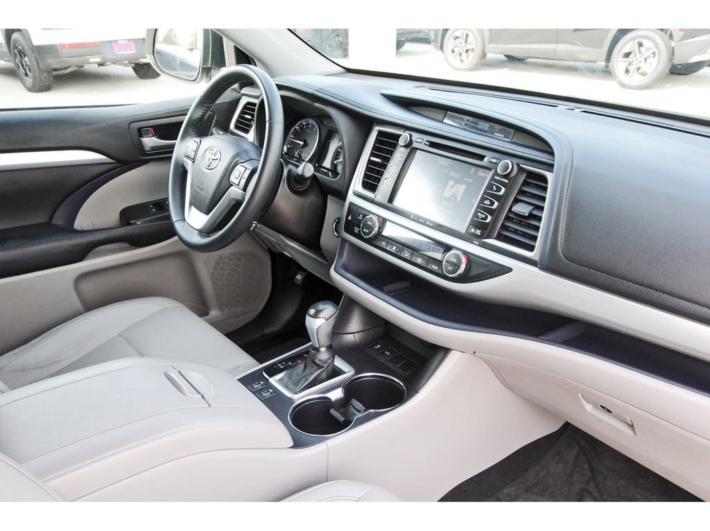 Used 2016 Toyota Highlander XLE FWD image 32