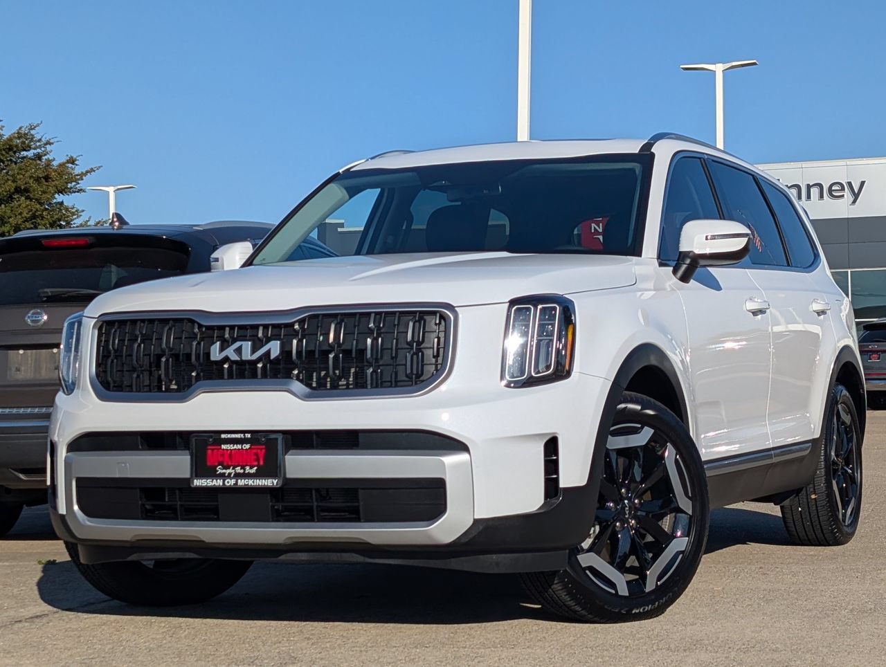 Used 2025 Kia Telluride EX w/ EX Captain's Chair Package FWD image 2