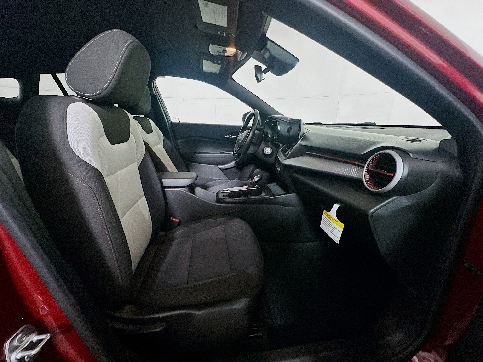 Used 2025 Chevrolet Trax RS FWD image 28