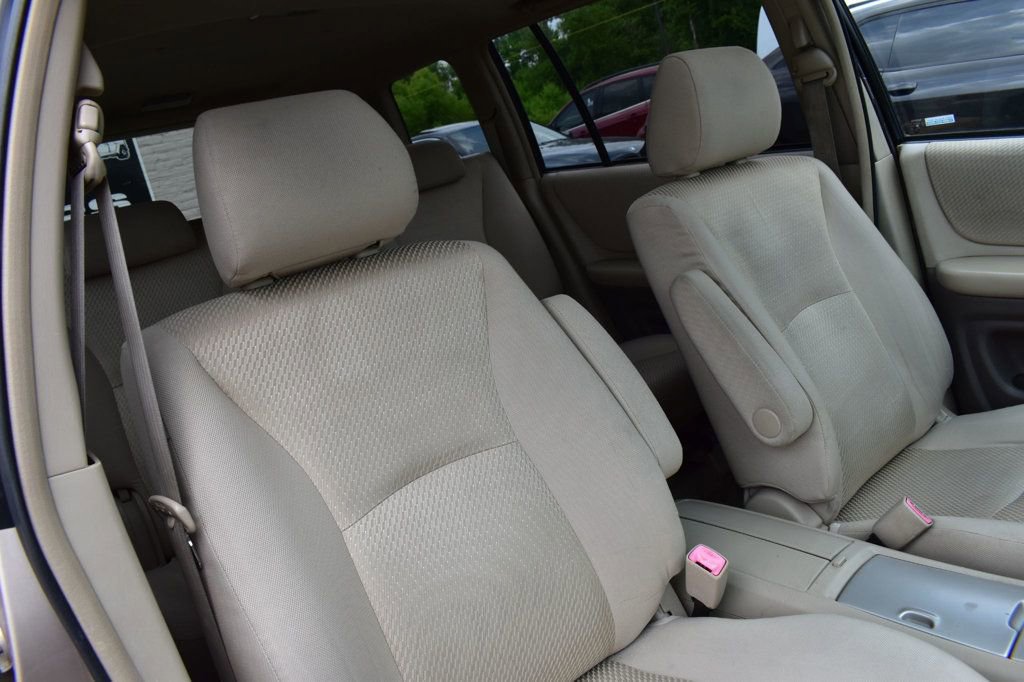 Used 2005 Toyota Highlander 4WD V6 w/ 3rd Row image 17