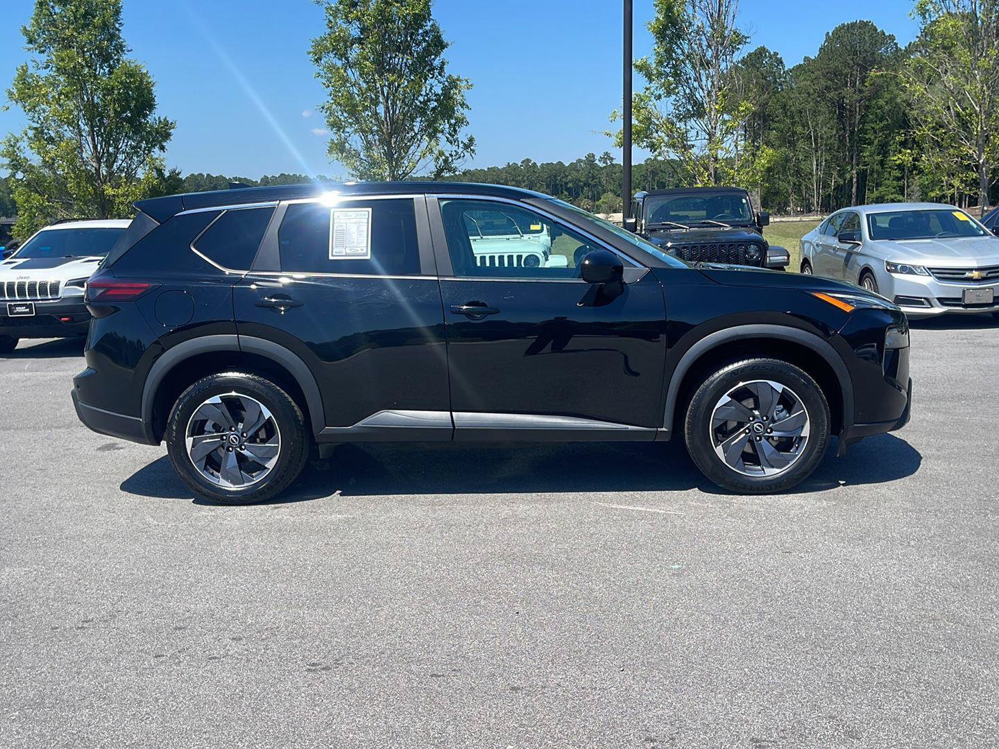 Used 2024 Nissan Rogue SV FWD image 8