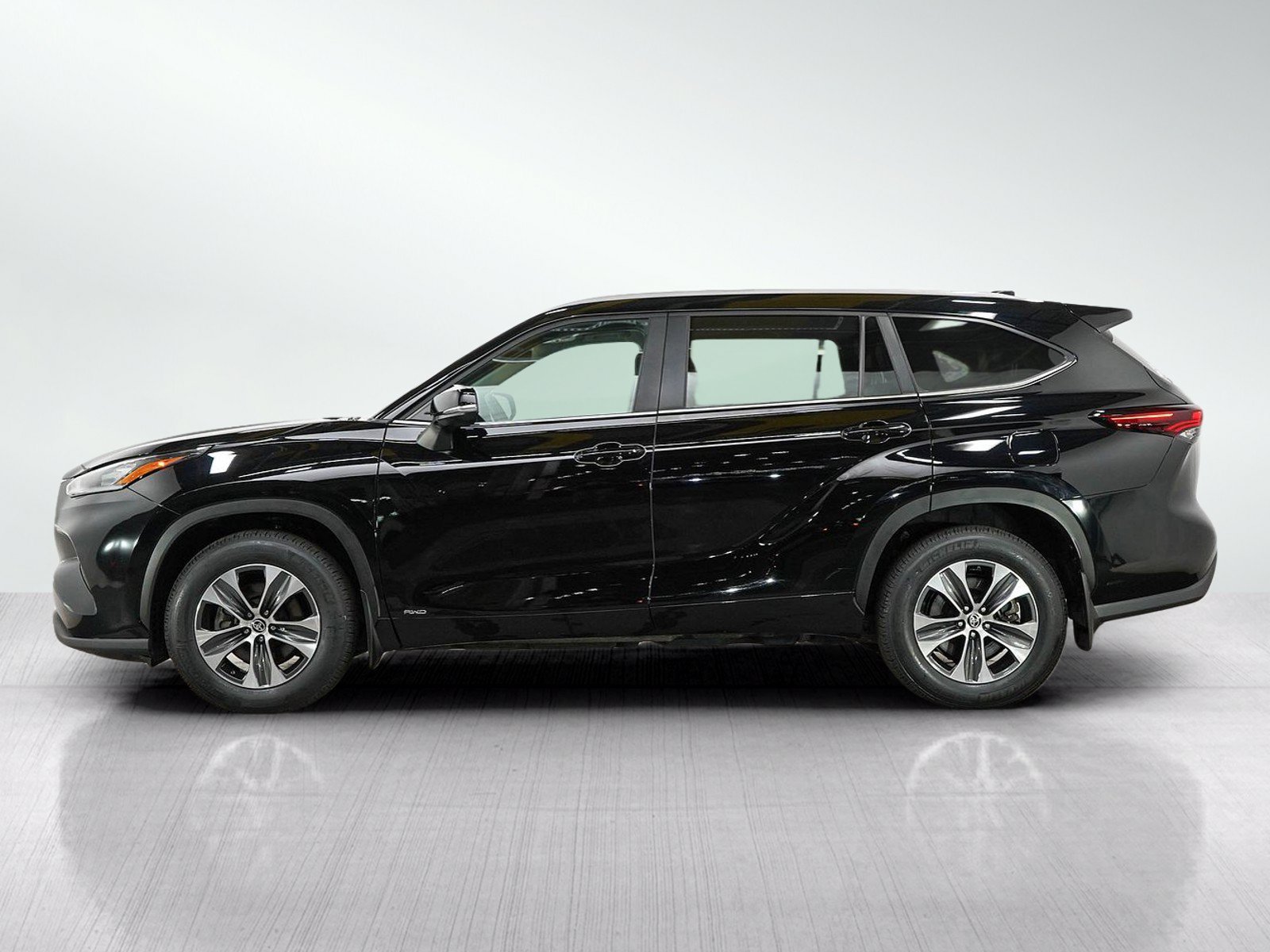 Used 2025 Toyota Highlander XLE AWD/4WD image 2