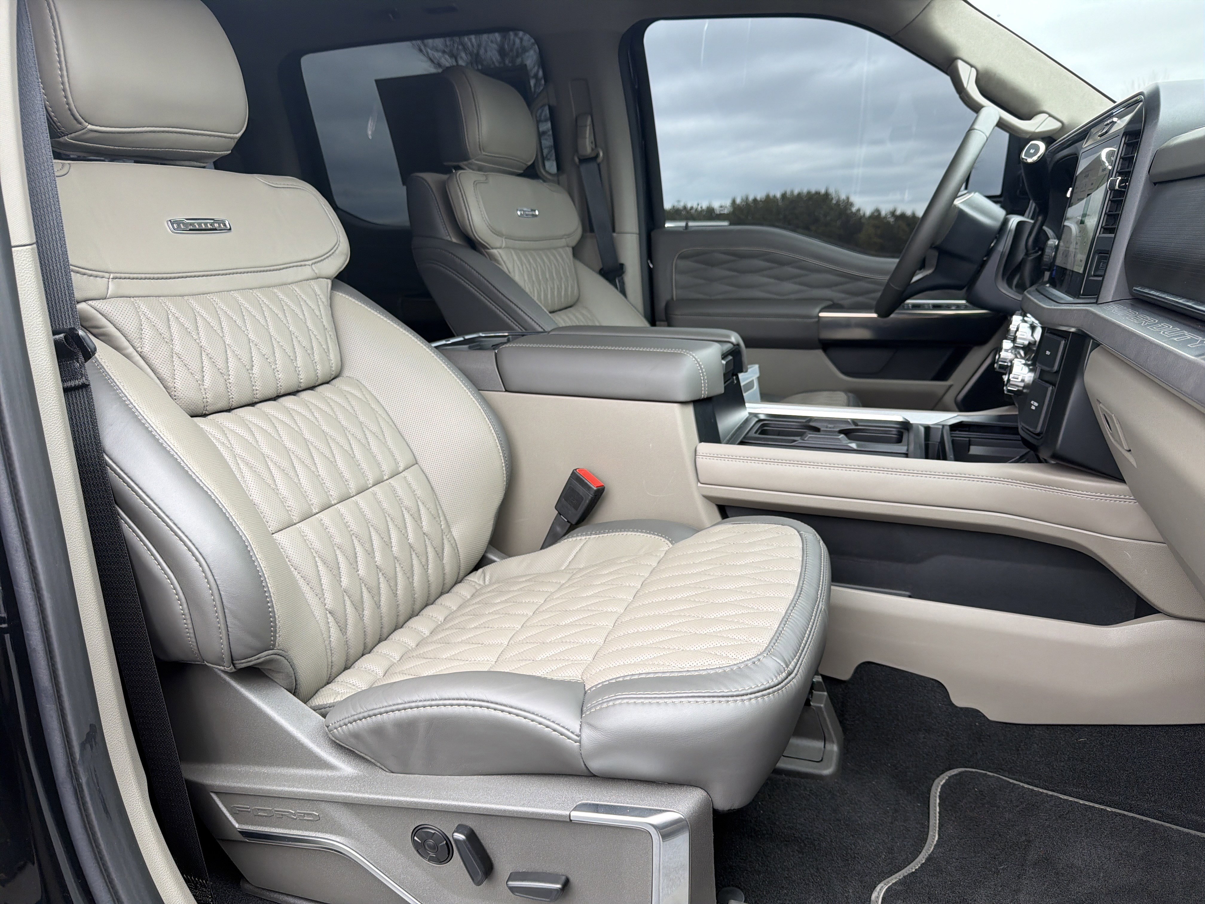 Used 2025 Ford F450 Platinum w/ Platinum Plus Package image 31