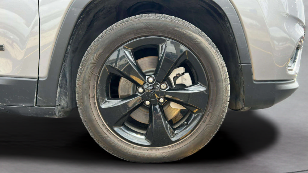 Used 2021 Jeep Cherokee Latitude Plus FWD image 32