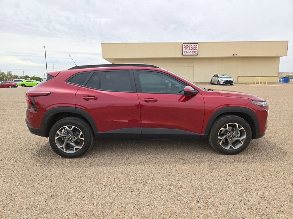 Used 2025 Chevrolet Trax LT FWD image 6