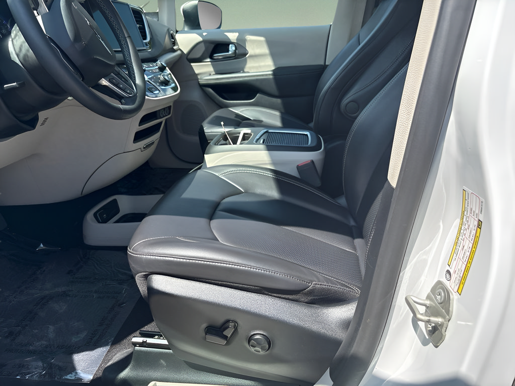Used 2023 Chrysler Pacifica Touring-L FWD image 8