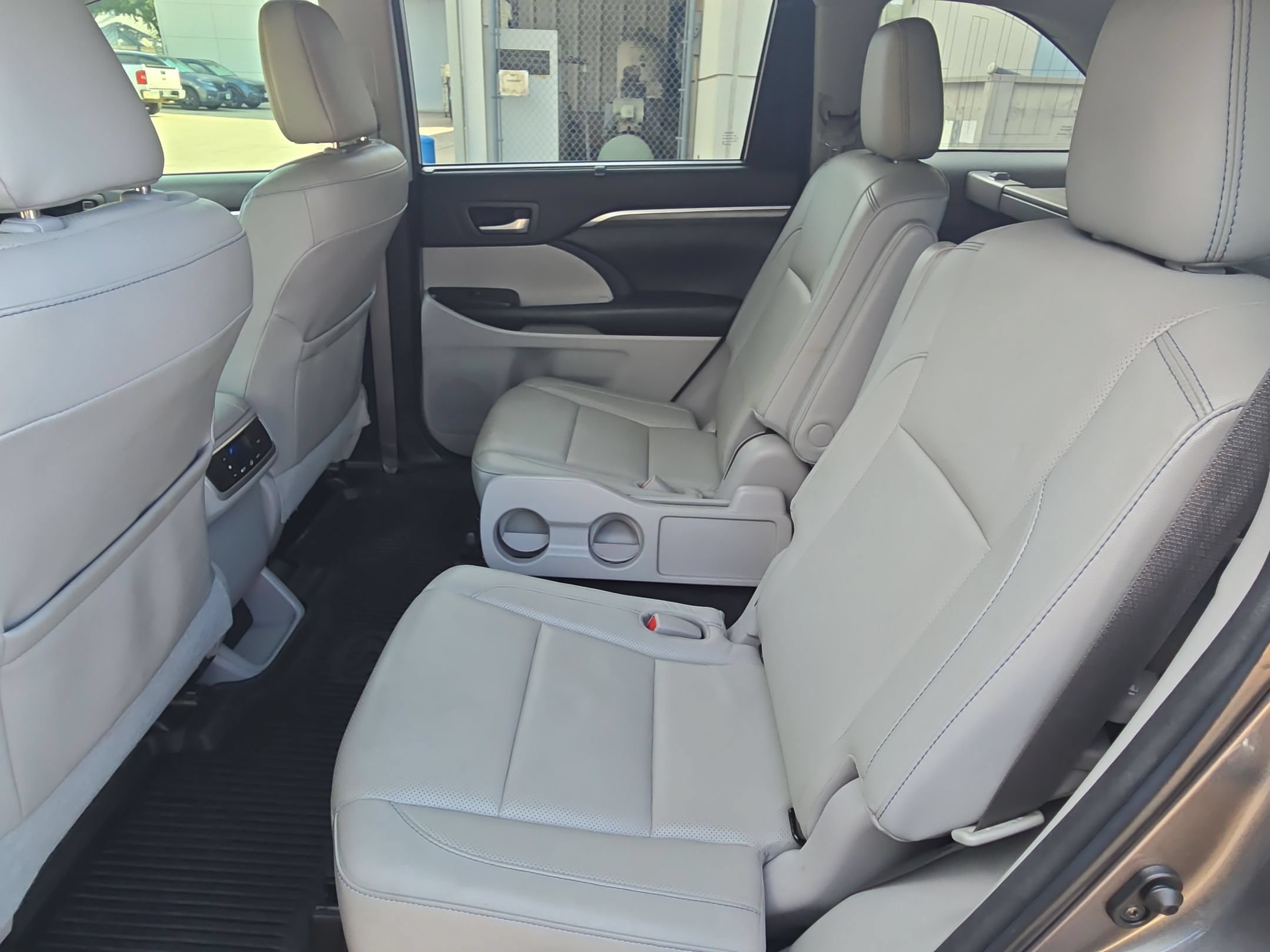 Used 2018 Toyota Highlander Limited FWD image 14