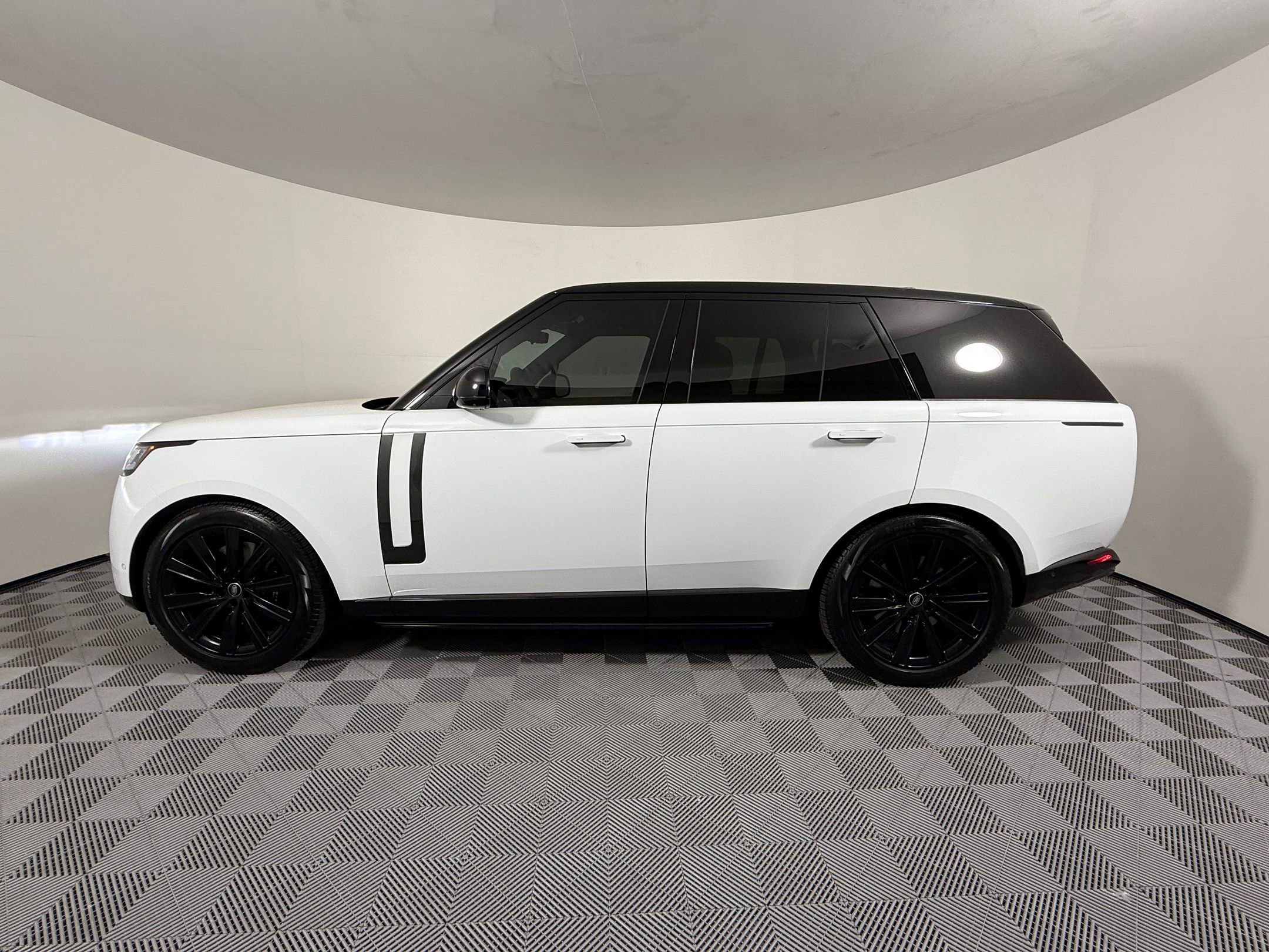 Used 2025 Land Rover Range Rover SE image 2