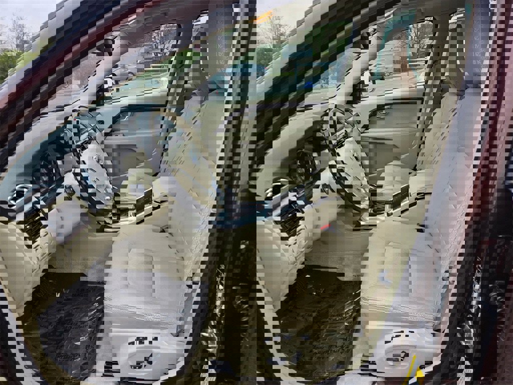 Used 2016 Volvo XC70 T5 Platinum w/ Climate Package image 12