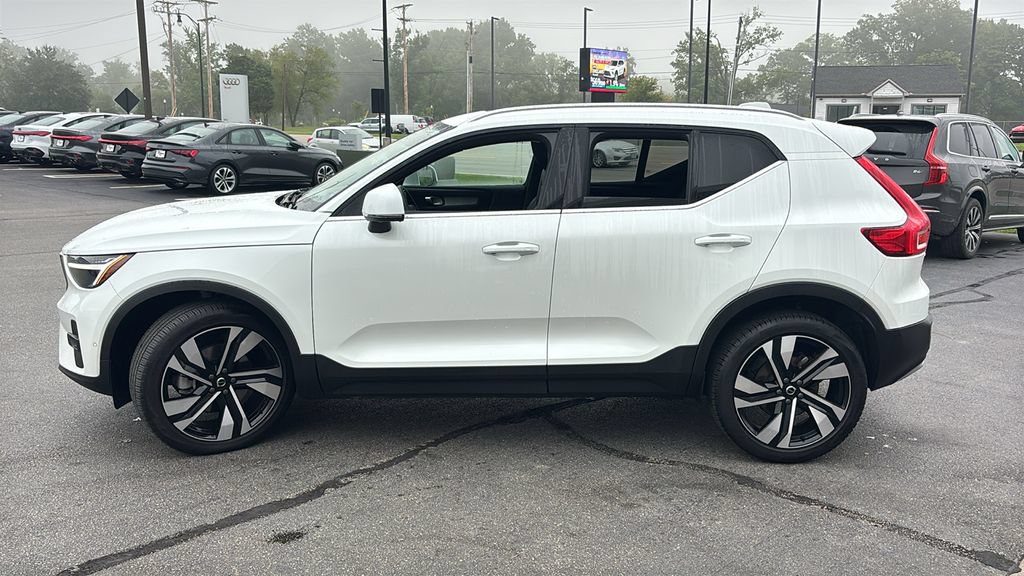 Certified 2024 Volvo XC40 B5 Plus w/ Climate Package AWD/4WD image 3