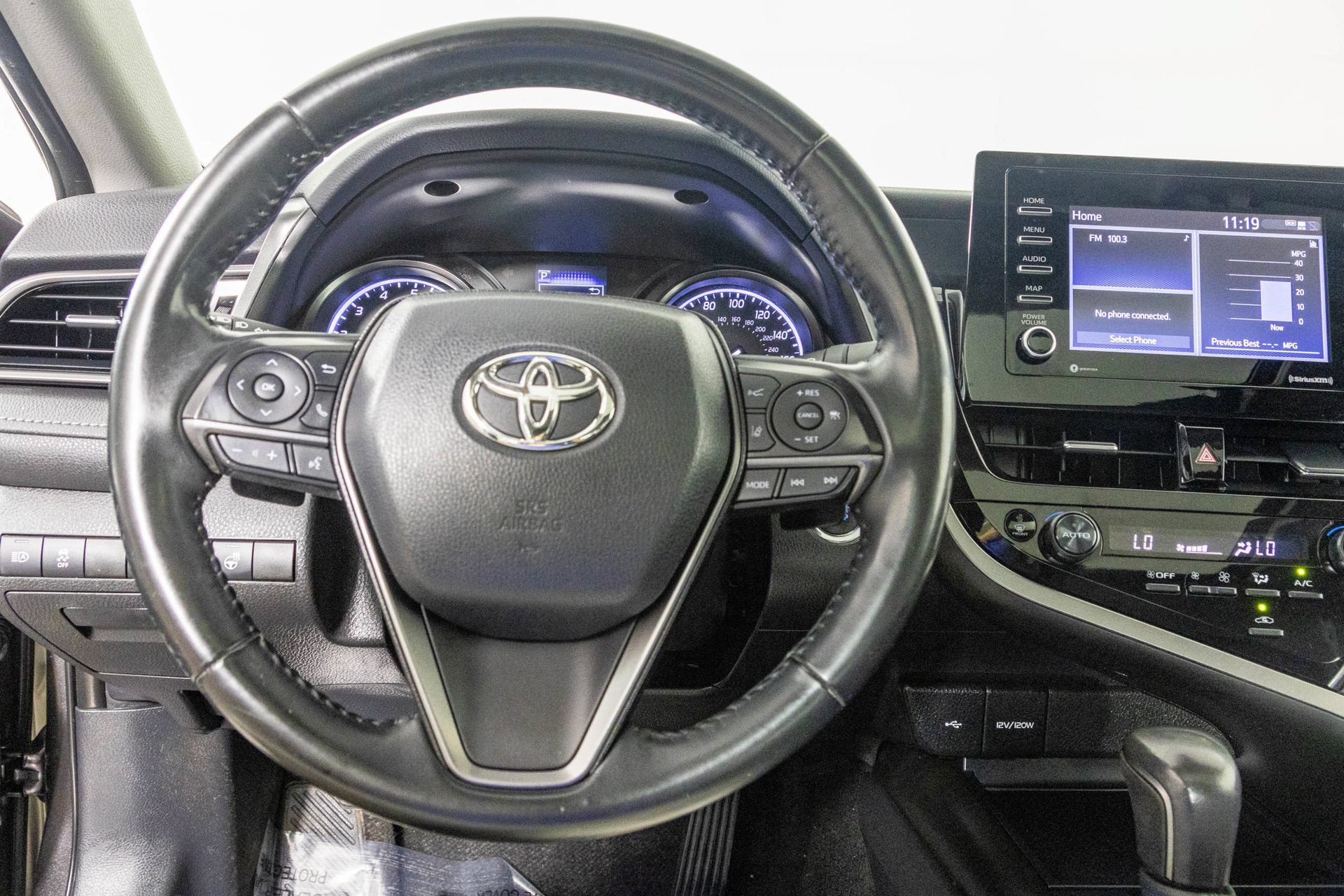 Used 2022 Toyota Camry SE w/ Cold Weather Package FWD image 29