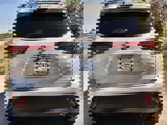 Used 2022 Toyota Highlander LE image 6