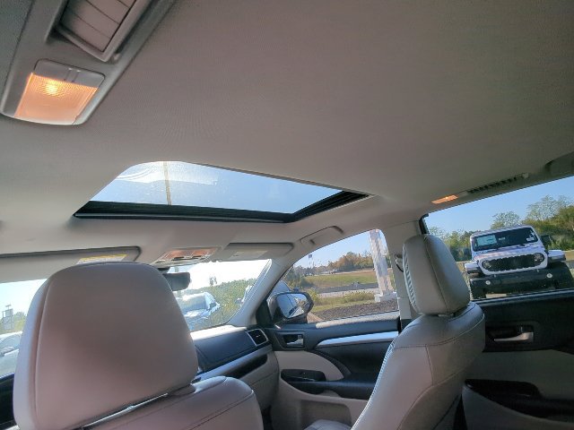 Used 2018 Toyota Highlander XLE AWD/4WD image 25