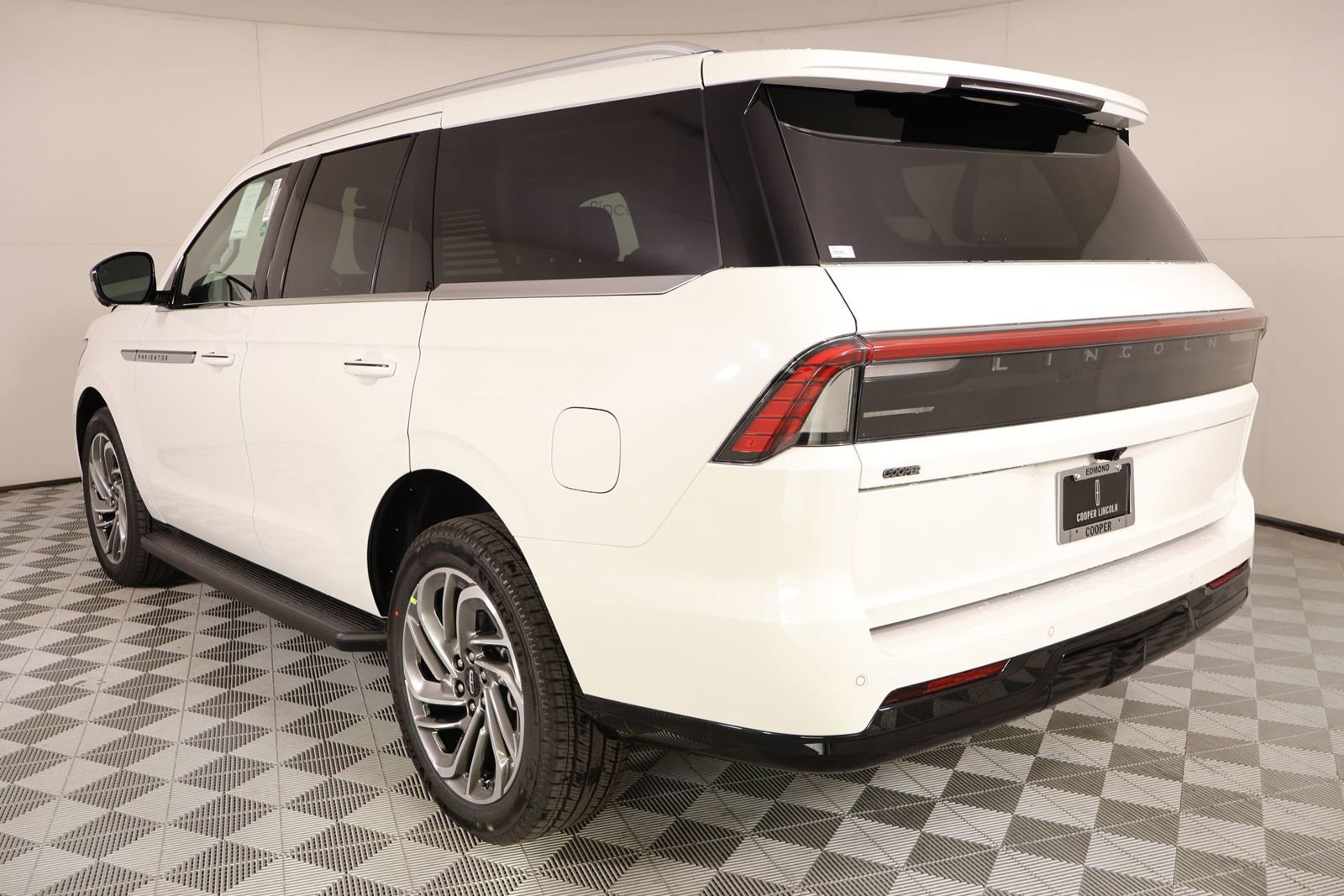 New 2026 Lincoln Navigator Premiere AWD/4WD image 23