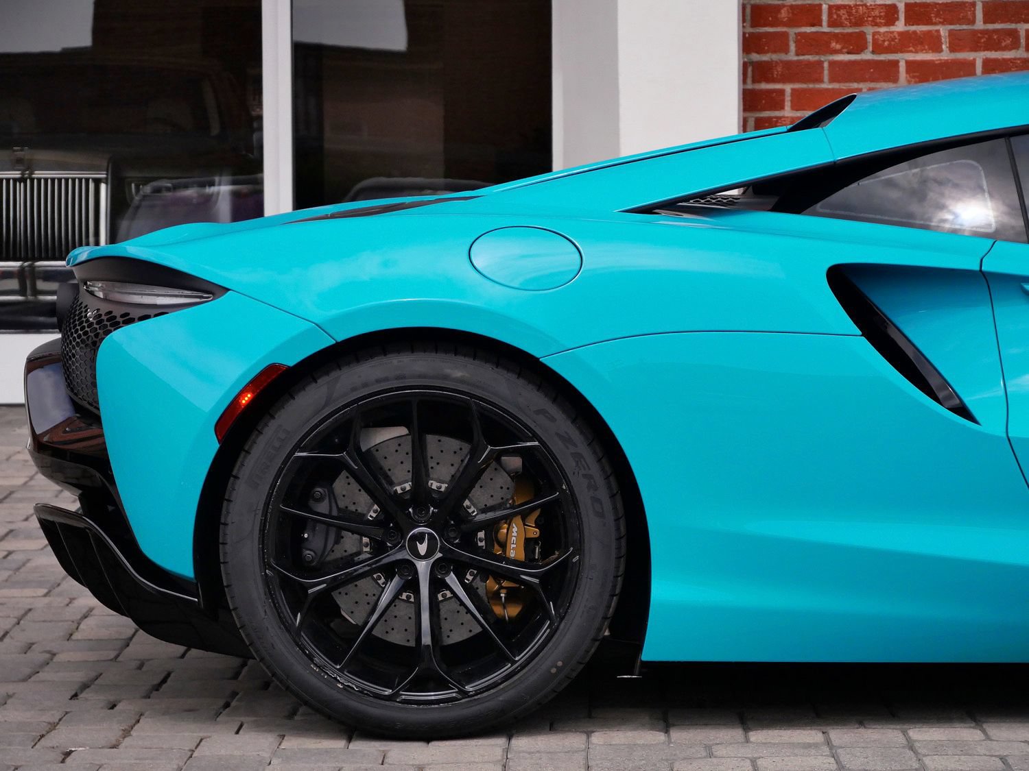 Used 2023 McLaren Artura RWD image 14