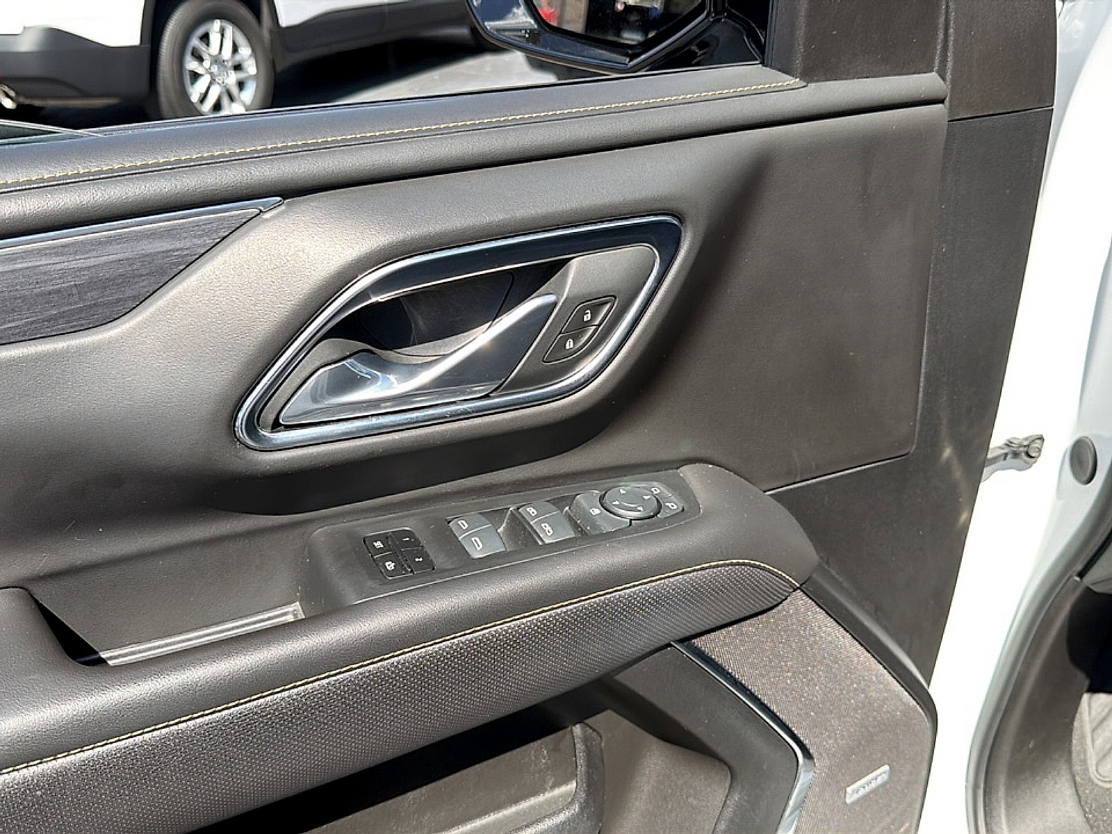 Used 2024 GMC Yukon SLT AWD/4WD image 16