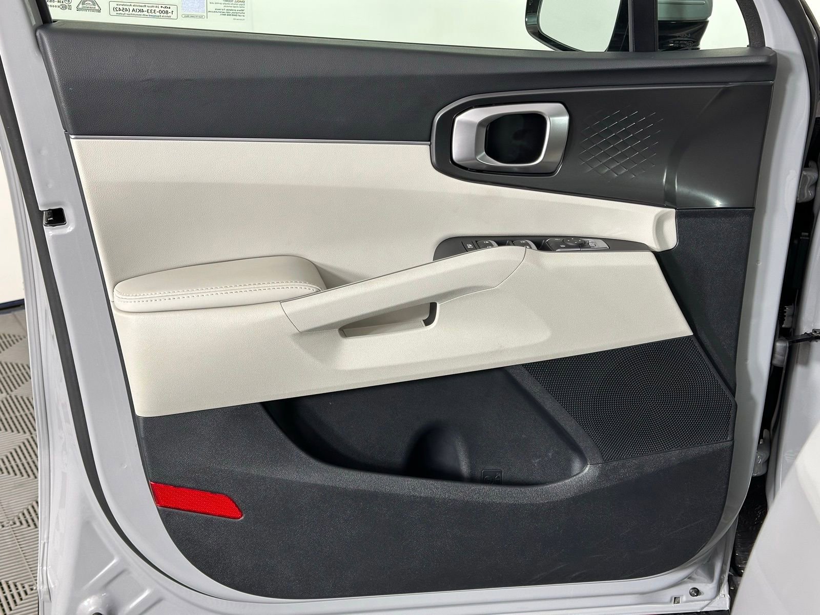 Used 2025 Kia Sorento EX w/ Panoramic Sunroof Package image 39