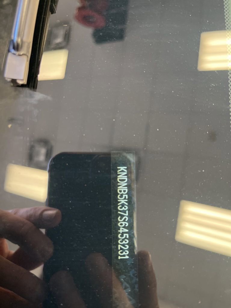 Used 2025 Kia Carnival image 2