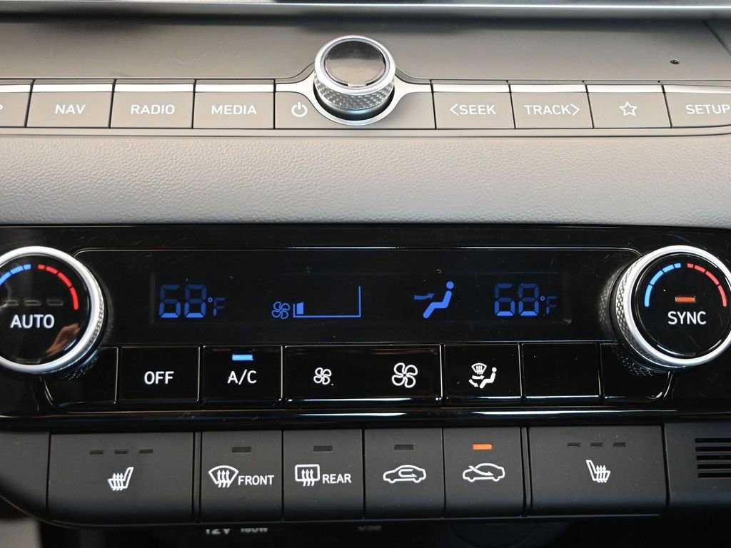 Used 2025 Hyundai Elantra SEL image 32