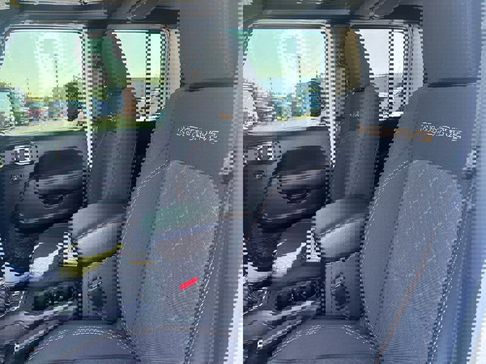 Used 2025 Jeep Gladiator Mojave w/ Convenience Group image 13