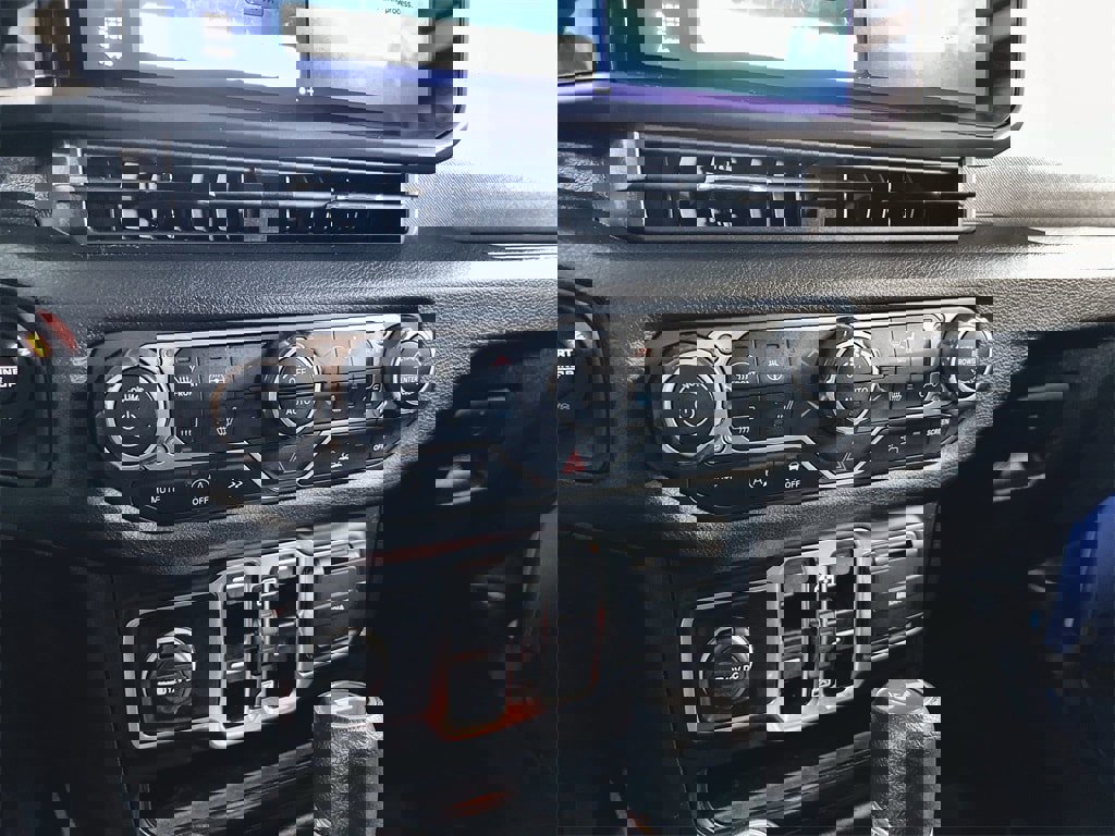 Used 2024 Jeep Wrangler Sport S image 32