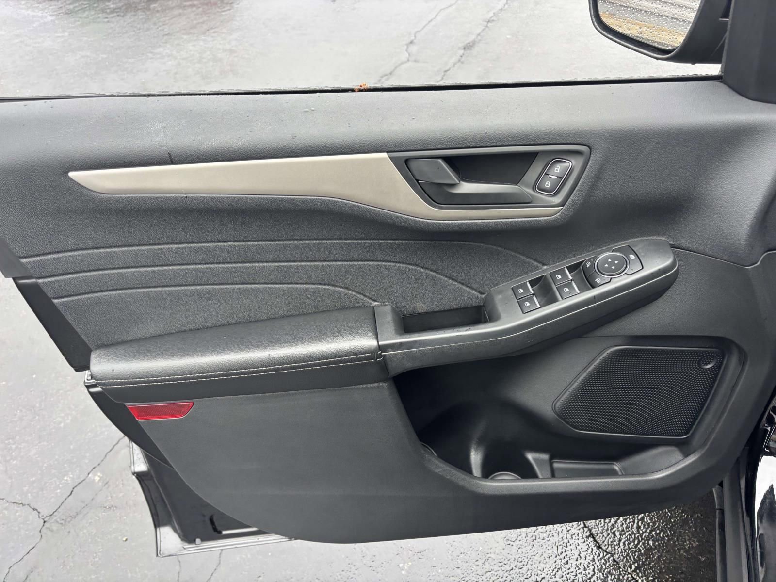 Used 2022 Ford Escape SE w/ SE Sport Appearance Package image 13