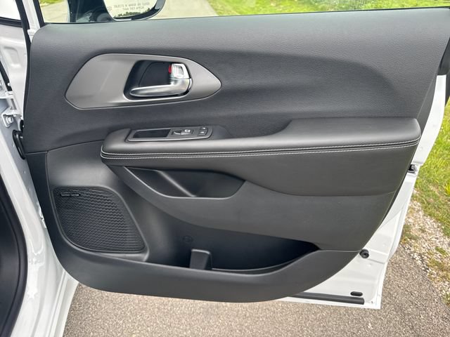 New 2027 Chrysler Pacifica Limited w/ S Appearance Package FWD image 32