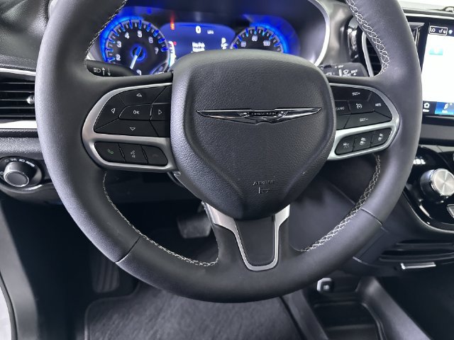Used 2025 Chrysler Voyager LX FWD image 11