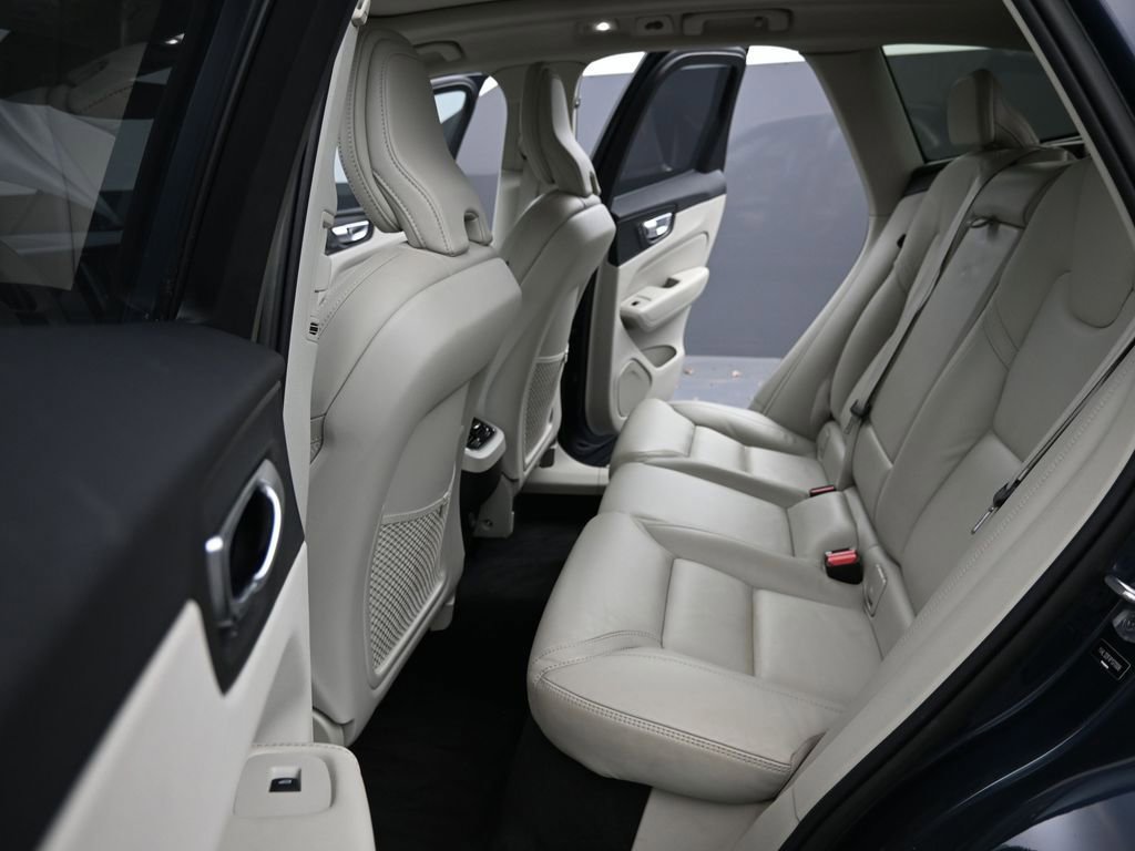 Certified 2023 Volvo XC60 B5 Ultimate w/ Protection Package Premier image 21