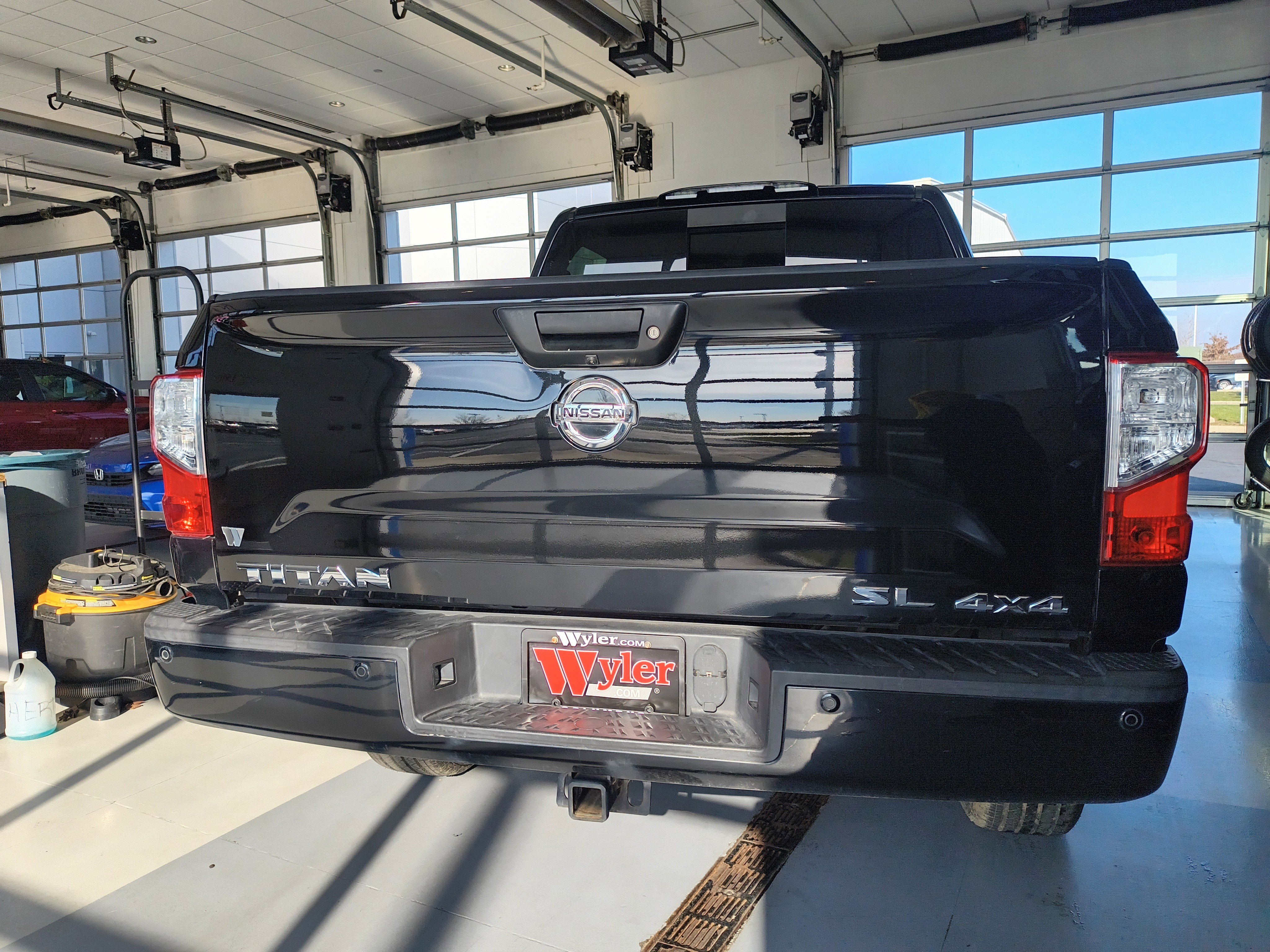 Used 2017 Nissan Titan SL image 5