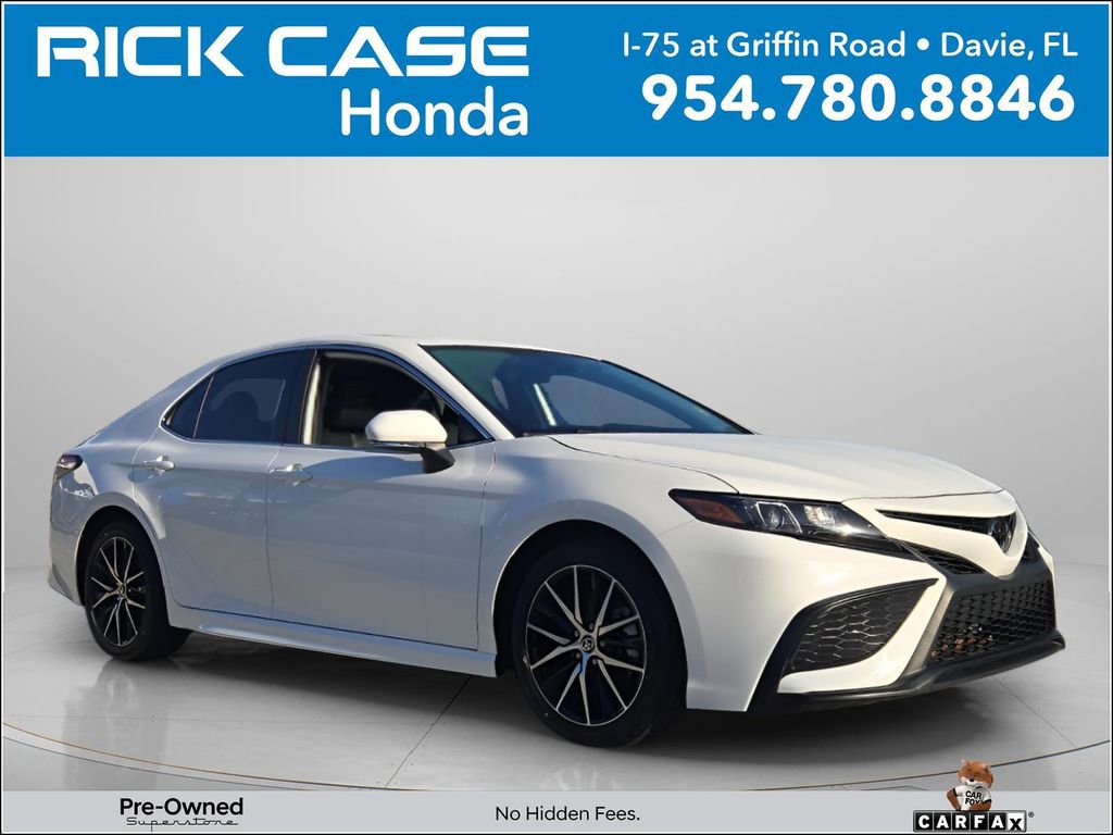 Used 2024 Toyota Camry SE image 1