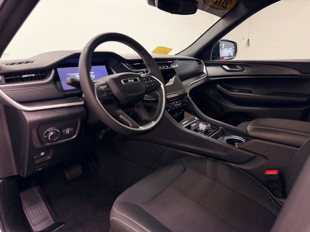 Used 2025 Jeep Grand Cherokee Laredo X AWD/4WD image 12